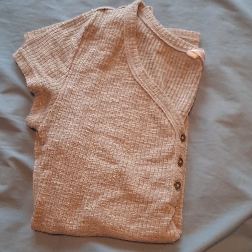 A gray short-sleeve three buttons t-shirt